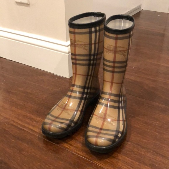 short burberry rain boots